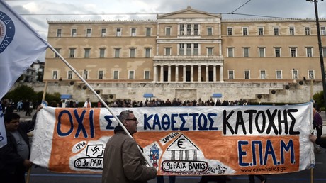 Des manifestants anti-austérité devant le Parlement d'Athènes, le 18 mai 2017.