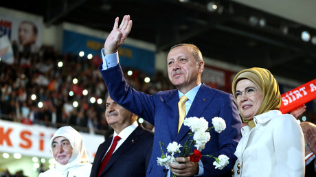 Le président turc Recep Tayyip Erdogan et son épouse Emine Erdogan au congrès exceptionnel de l'AKP le 21 mai 2017