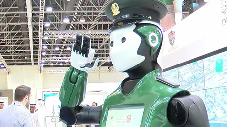 Le premier robot-policier entre en service à Dubaï (IMAGES)