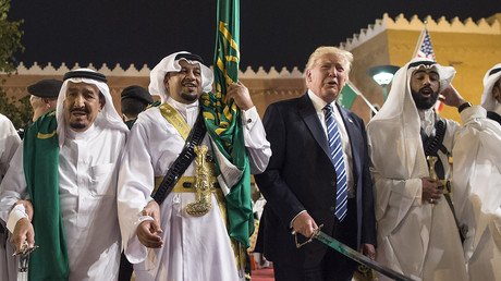 Donald Trump et le roi saoudien Salmane lors de la danse des sabres qui a inauguré le sommet arabo-américain à Riyad du 20 au 21 mai 2017.