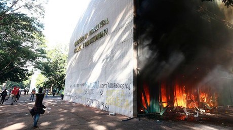 Brésil : des manifestants attaquent des bâtiments gouvernementaux, l'armée déployée
