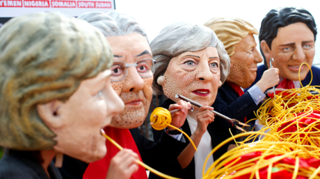 G7 : des militants se déguisent en dirigeants des grandes puissances se gavant de spaghettis (VIDEO)