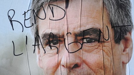 Une affiche électorale de François Fillon taguée
