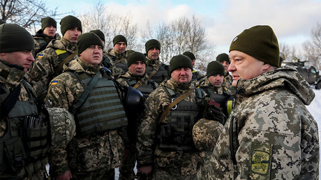 Le président ukrainien Petro Porochenko (à droite) passe en revue des troupes intervenant dans l'est de l'Ukraine en décembre 2016, photo ©Reuters/Pool