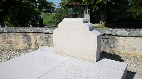 La tombe du Général de Gaulle à Colombey-les-deux-Eglises sans sa croix, le 28 mai