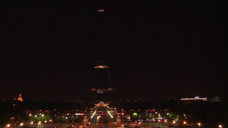 La Tour Eiffel éteint ses lumières en solidarité avec les victimes de l’attentat de Kaboul