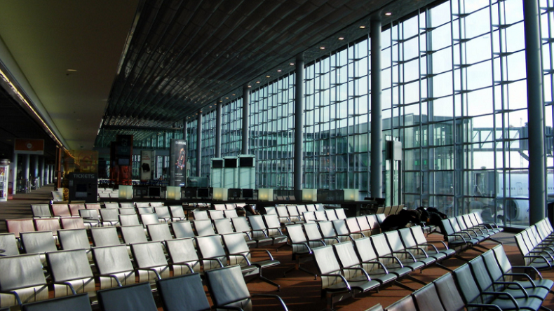 L'aéroport Roissy-Charles de Gaulle à Paris évacué en raison d'un colis suspect