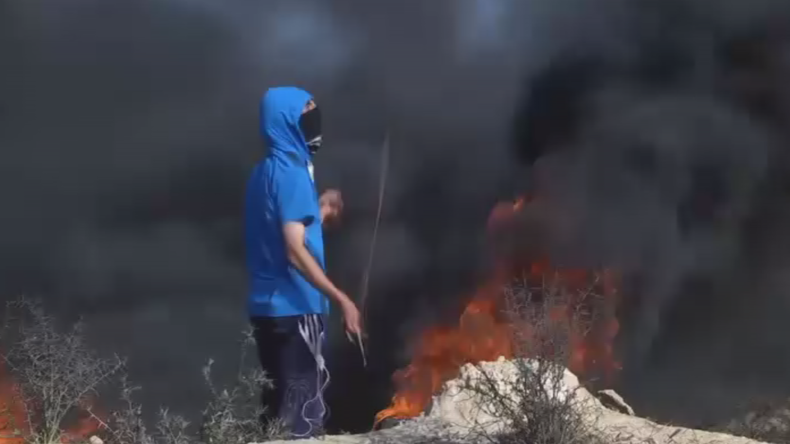 Gaz lacrymogènes contre pierres : une manifestation à Gaza se termine en heurts