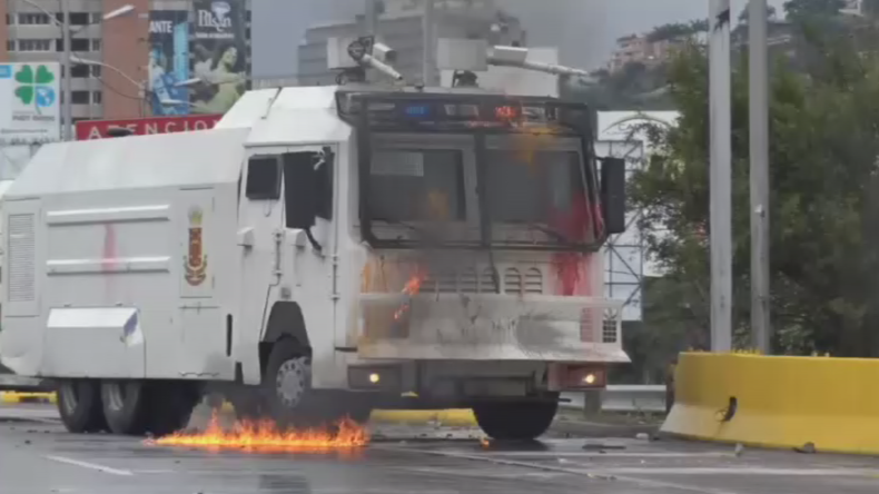 Un canon à eau incendié lors d’une nouvelle manifestation anti-Maduro à Caracas