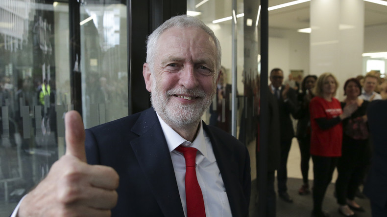 Ce moment gênant où Jeremy Corbyn fait un «high five» sur le sein d'une camarade (VIDEO)