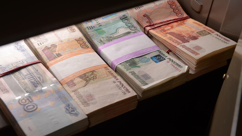 Un motard russe perd des millions de roubles sur l'autoroute, en pleine circulation (VIDEO)