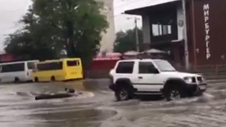 Tractés par un 4x4, des enfants profitent de l’inondation des rues de Simferopol (VIDEO)