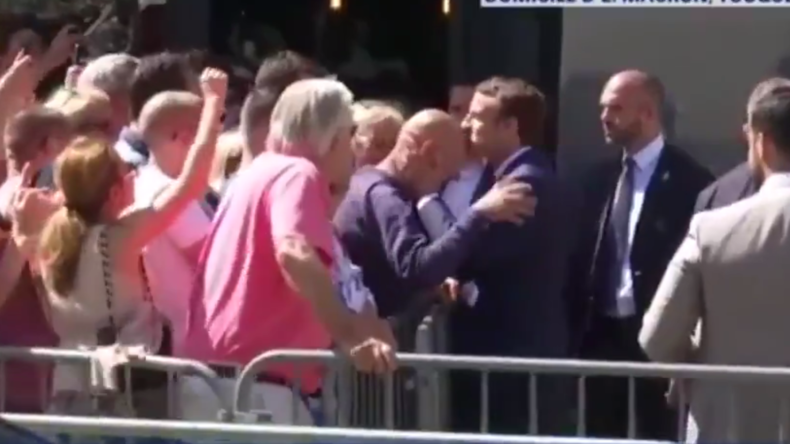 Comme Laurent Blanc avec Fabien Barthez, Emmanuel Macron embrasse le crâne d'un sympathisant