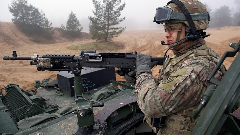 Un Letton voit des blindés de l’OTAN envahir son terrain pour un exercice militaire (VIDEO)