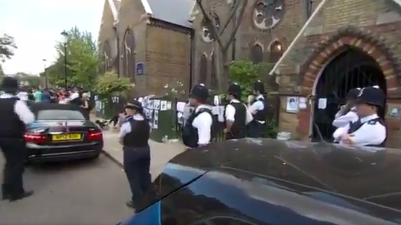 «Justice pour la Grenfell Tower !» : la voiture de Theresa May cernée par une foule en colère
