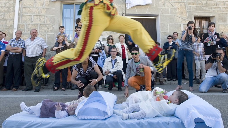 Sauter au-dessus des bébés ? Tradition époustouflante d’origine espagnole (VIDEO)