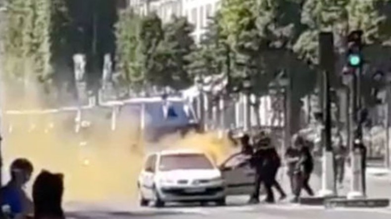 Attentat raté des Champs-Elysées : toujours pas d'explication pour la fumée orange