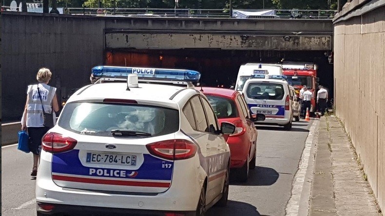 Un bus de tourisme à étages heurte un pont à Paris, au moins quatre blessés