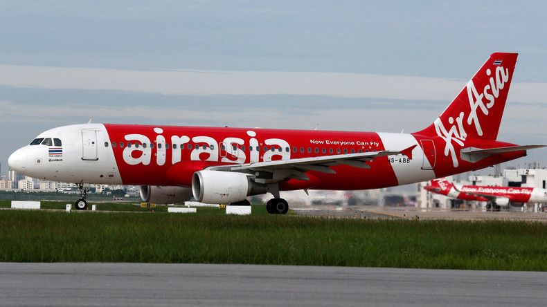 «Secoué comme une machine à laver», un vol d'AirAsia contraint de faire demi-tour (VIDEOS)