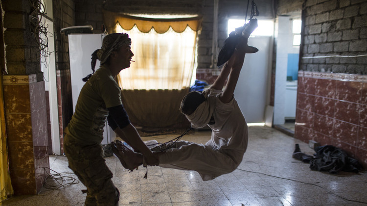 A Mossoul, des soldats irakiens emploient la torture contre des prisonniers (IMAGES CHOQUANTES)