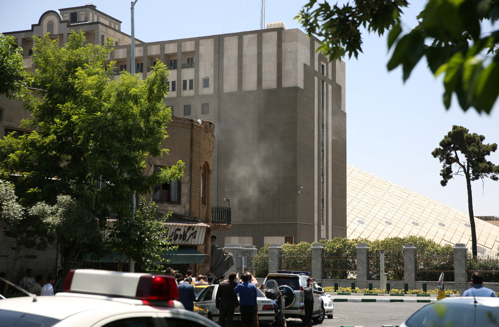 Images des attaques terroristes contre le Parlement iranien et le mausolée de l'ayatollah Khomeiny