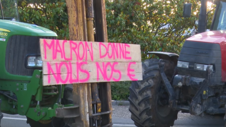 La Rochelle : manifestation d'agriculteurs contre le retard des aides de la PAC (VIDEO)