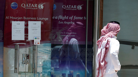 Un homme passe devant les bureaux de Qatar airways à Riyad, en Arabie saoudite 