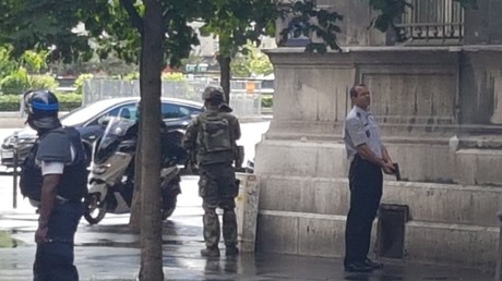 Un individu touché par balle près de Notre-Dame de Paris après avoir tenté d'agresser un policier