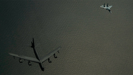 Un avion de chasse russe intercepte un bombardier américain au-dessus de la Baltique (IMAGES)