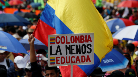 Colombie : la police se sert de canons à eau pour disperser des... enseignants (VIDEO)