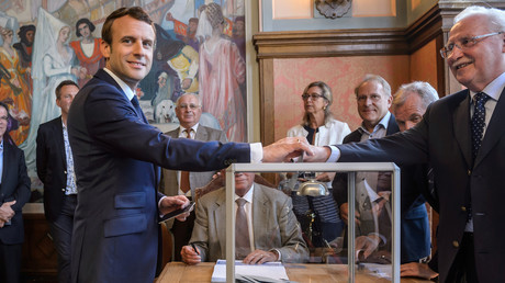 Emmanuel Macron au bureau de vote, le 11 juin 2017