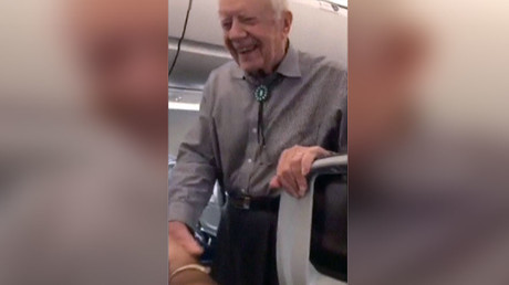 L'ex-président Jimmy Carter prend un simple vol commercial, les passagers tombent sous le charme