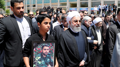 Le président Hassan Rouhani participe aux funerailles après les attentats à Téhéran