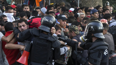 Les forces de l'ordre repoussent les migrants à la frontière entre la Hongrie et la Serbie
