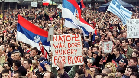 Le 28 mars 1999 : des manifestants à Belgrad protestent contre les bombardements de l'OTAN en Yougoslavie