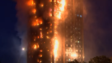 Images dramatiques de gens coincés dans le bâtiment pris par les flammes à Londres