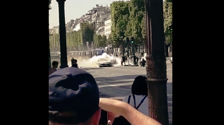 Champs-Elysées : la police tente d'extirper le suspect de la voiture (VIDEO)