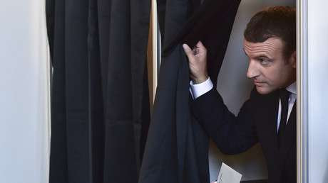 Emmanuel Macron vote au deuxième tour des législatives dans un bureau de vote du Touquet le 18 juin 2017.