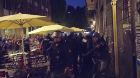 «Nous voulons boire» : une manifestation contre les mesures anti-alcool tourne à l'émeute à Turin