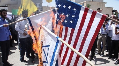 Des manifestants brûlent des drapeaux israéliens et américains 