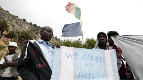 Italie : des migrants franchissent un fleuve et tentent de passer la frontière française (VIDEO)