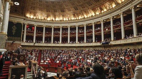 Vers une alliance entre le FN et des députés de droite à l'Assemblée ? Marine Le Pen y croit