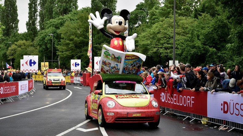 «Non à la loi Travail» : la banderole qui ne passe pas dans le Tour de France (IMAGES)