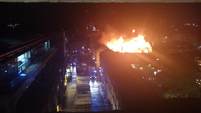 Londres : un spectaculaire incendie ravage le célèbre marché de Camden (PHOTOS, VIDEO)
