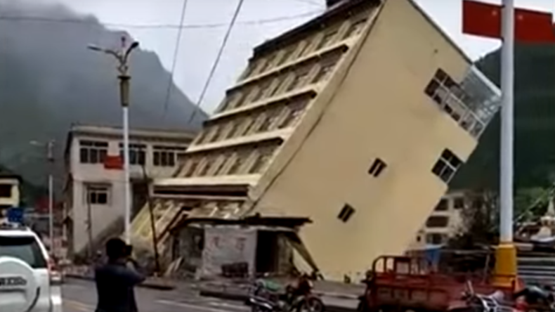 Un immeuble de six étages emporté par des pluies torrentielles au Tibet (VIDEO CHOC)