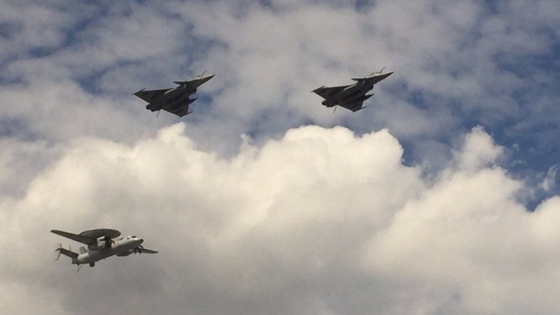 Les avions français et américains s’entraînent au-dessus de Paris avant le défilé du 14 Juillet