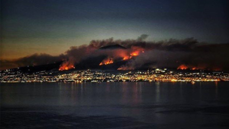 Incendie au mont Vésuve, les pompiers luttent contre les flammes (IMAGES)