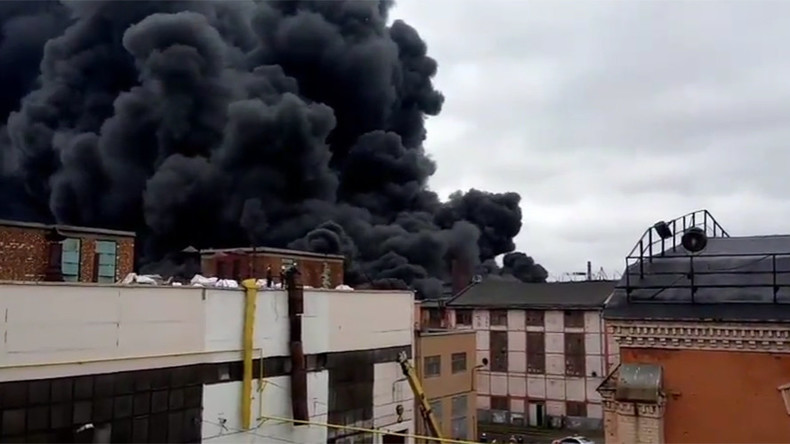Un important incendie ravage une usine de tracteurs à Saint-Pétersbourg (IMAGES)