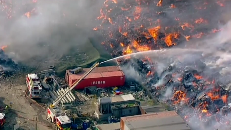 Une usine de recyclage dévorée par les flammes à Melbourne (IMAGES AERIENNES)