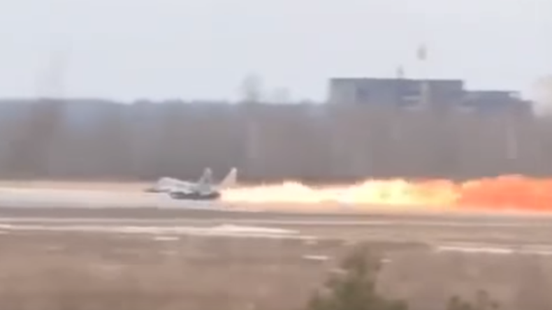 Un pilote s’éjecte de son Mig-29 qui prend feu au décollage (VIDEO)